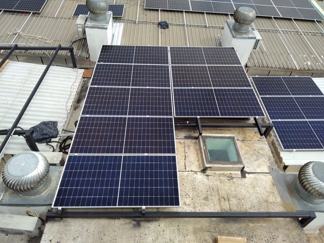 Conjunto de painéis solares sobre laje de concreto com exaustores